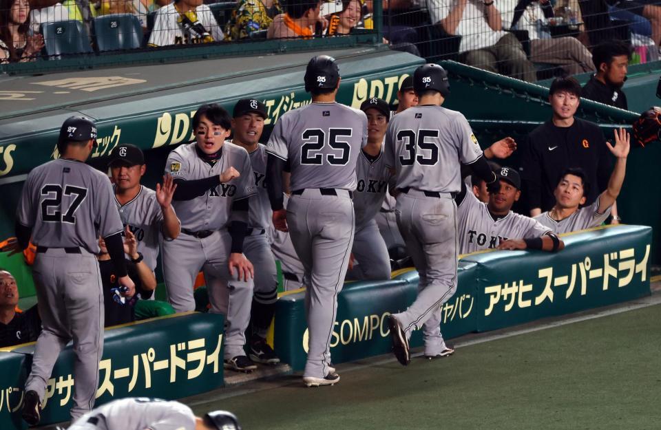 　６回、３点を勝ち越し盛り上がる巨人ナイン（撮影・山口登）