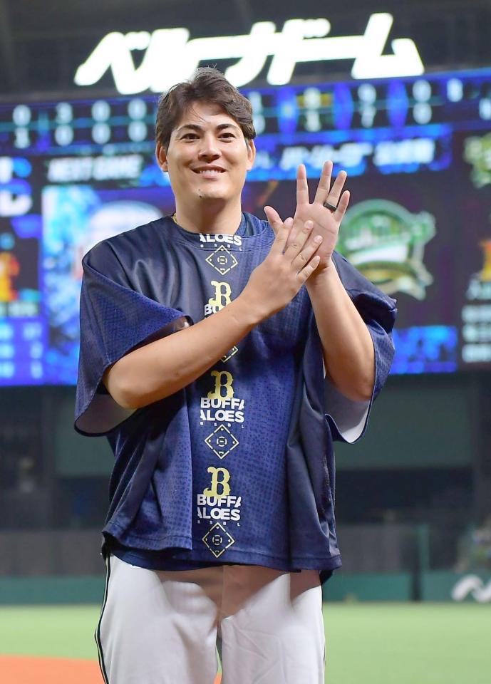 　９勝目を挙げ「９」のポーズをとる九里