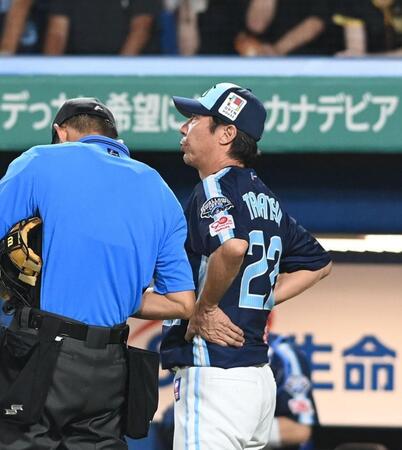 　７回、投手交代を告げる高津監督（撮影・園田高夫）