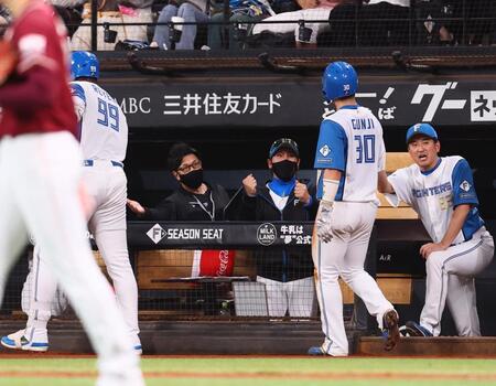 　６回、２ランを放ったレイエス（９９）らを迎える新庄監督（中央右）＝撮影・中島達哉