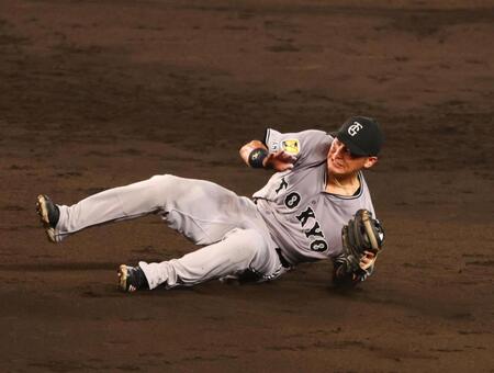 　５回、吉川は近本の打球を好捕し併殺を決める（撮影・山口登）