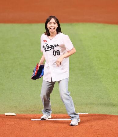 　始球式を務める石川佳純さん（撮影・中島達哉）