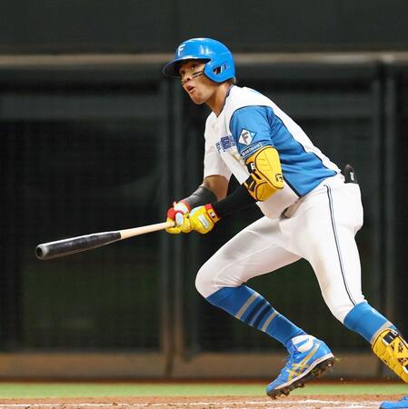 　６回、先制二塁打を放つ水谷