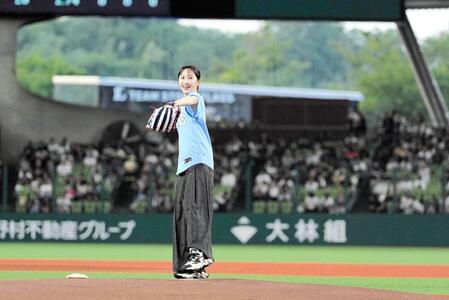 　ファーストピッチに登場した松井玲奈（西武球団提供）＝２９日