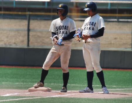 　７回に左前打を放った大商大・蜷川（左）
