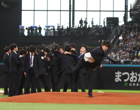 　ファーストピッチセレモニーで投球するＣｈｅｅｒ　Ｒｅ－Ｍａｎ’ｓ（撮影・中島達哉）