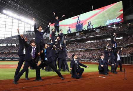 　試合前、パフォーマンスを披露するＣｈｅｅｒ　Ｒｅ－Ｍａｎ’ｓ（撮影・中島達哉）