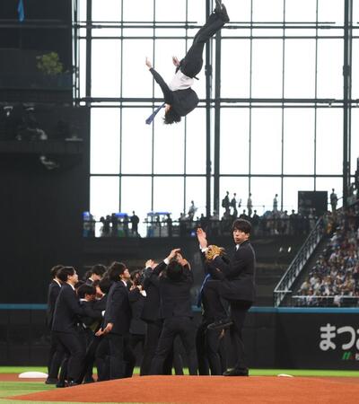 　ファーストピッチセレモニーで投球するＣｈｅｅｒ　Ｒｅ－Ｍａｎ’ｓ（撮影・中島達哉）