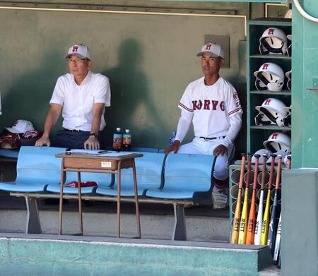 　秋季大会初戦を迎え、ベンチに座る（左から）滝口貴夫新部長と松本健吾新監督（撮影・市尻達拡）