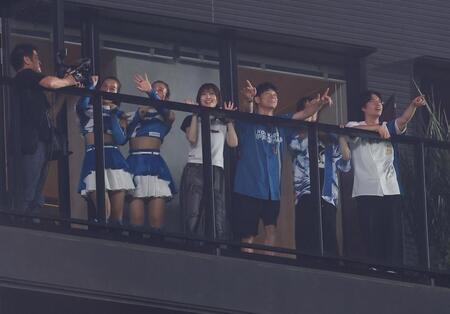 　イニング間のビジョンに登場した山本彩（中央）と陣内智則（同右）＝撮影・中島達哉