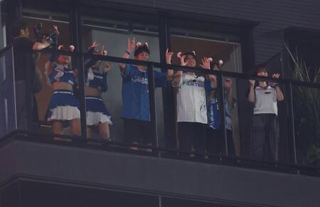 　きつねダンスを踊る陣内智則（中央左）と山本彩（右端）＝撮影・中島達哉