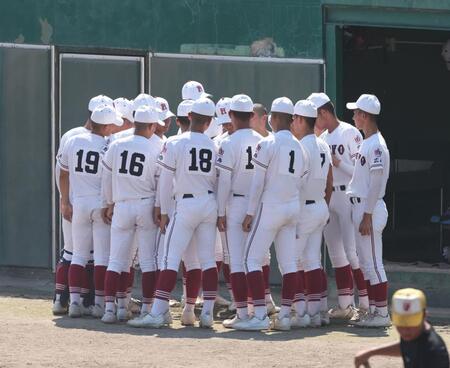 　秋季大会初戦を前に、円陣を組む広陵ナイン（撮影・市尻達拡）