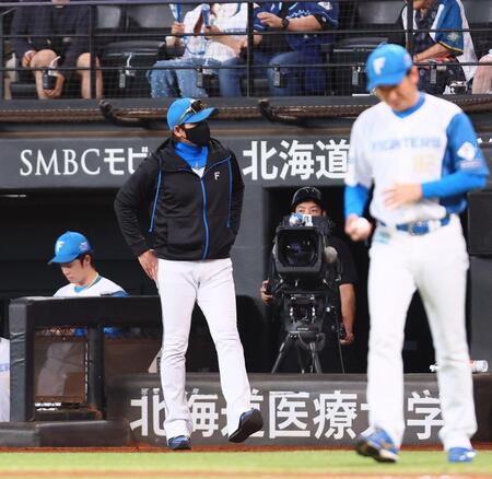 　７回、選手交代を告げるためにベンチを出る新庄監督（撮影・中島達哉）