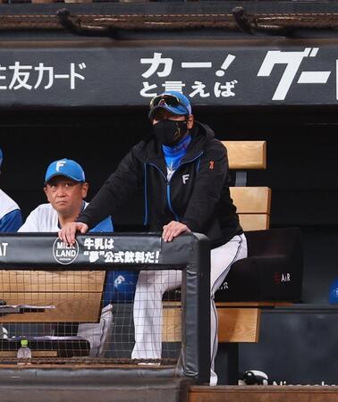 　３回、加藤貴がボイトに同点打を許し、厳しい表情の新庄監督（右）＝撮影・中島達哉