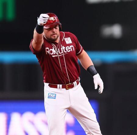 　３回、同点適時二塁打を放ち、ベンチに向かってポーズをとるボイト（撮影・中島達哉）