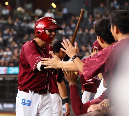 　５回、セーフティースクイズを決め、ナインに迎えられる黒川（撮影・中島達哉）