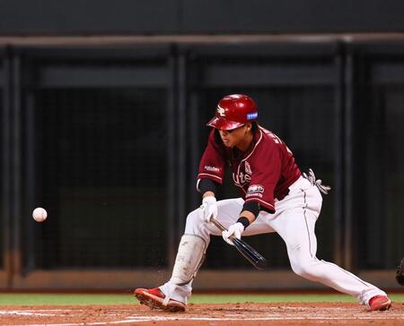 　５回、セーフティースクイズを決める黒川（撮影・中島達哉）