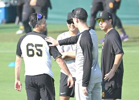 　大勢（右）らと談笑する湯浅（６５）＝撮影・飯室逸平