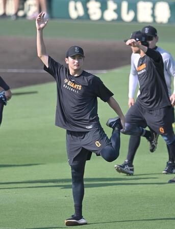 　調整する横川（撮影・飯室逸平）