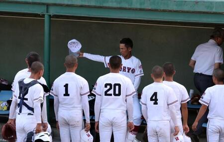 　秋季大会の初戦を白星で終え、ナインに指示を出す松本健吾新監督（撮影・市尻達拡）