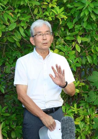 　試合後、報道陣の質問に応じる滝口貴夫新部長（撮影・市尻達拡）