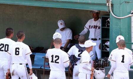 　ベンチから指示を出す松本健吾新監督（撮影・市尻達拡）