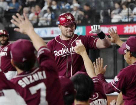 　１回、先制ソロを放ちナインに迎えられる楽天のボイト＝エスコンフィールド