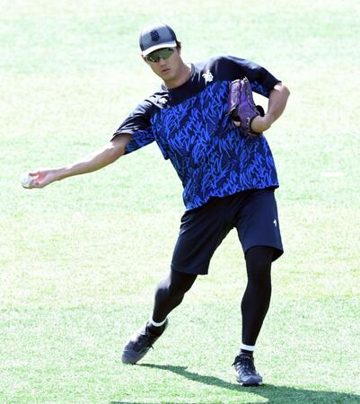 　サイドスローで投げる藤浪（撮影・佐藤厚）