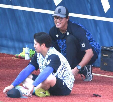 　東（手前）と話す藤浪（撮影・佐藤厚）