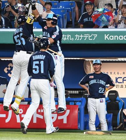 　３回、頼もしい主砲・村上を見つめる高津監督（右）＝撮影・園田高夫