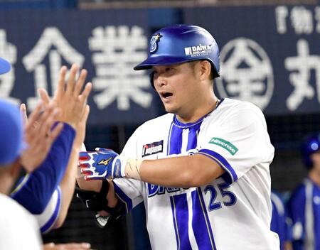 　３回、筒香は２打席連続本塁打を放ち、ベンチにがい旋する（撮影・佐藤厚）