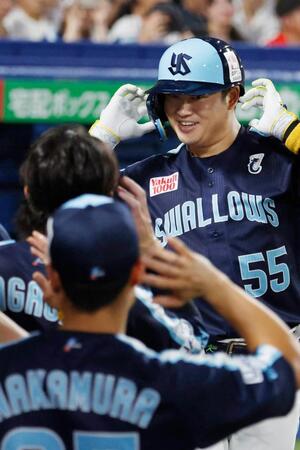 　２回、本塁打を放ちナインに迎えられる村上
