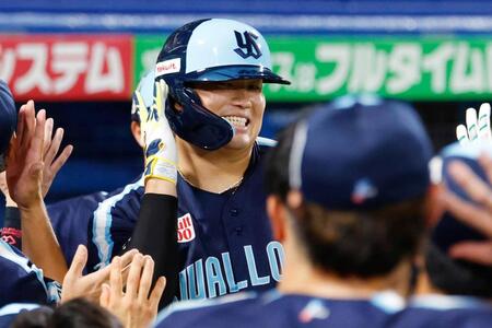 　３回、２打席連続本塁打となる２ランを放ち、ナインに迎えられる村上