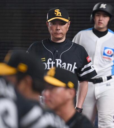 　７回、投手交代を告げた小久保監督（撮影・開出牧）