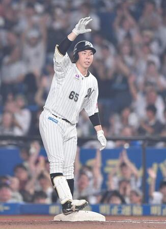 　６回、同点の中前適時打を放ちポーズを決める代打・寺地（撮影・開出牧）