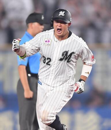 　８回、右越えソロを放ちガッツポーズで雄たけびを上げる佐藤（撮影・開出牧）