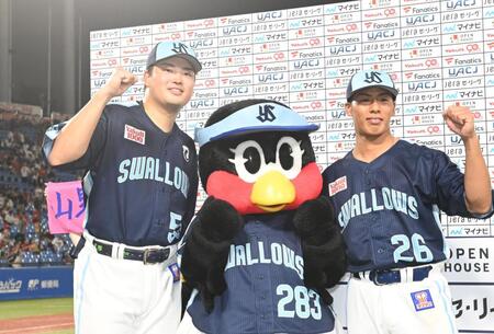 　ガッツポーズをする村上（左）と山野（撮影・園田高夫）