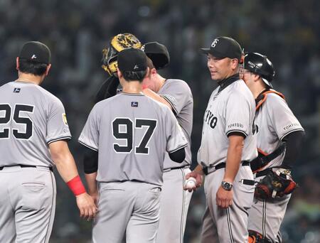 　５回途中、マウンドの井上（９７）に声を掛ける阿部監督（右から２人目）＝撮影・北村雅宏