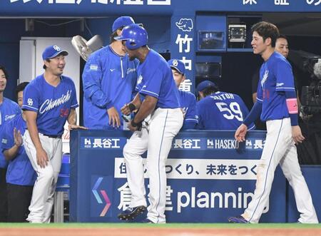 　１１回、殊勲打を放ちナインから迎えられるブライト（中）＝撮影・佐藤厚