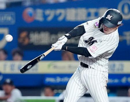 　６回ロッテ２死一、三塁、小川が左前に勝ち越し打を放つ＝ＺＯＺＯマリン