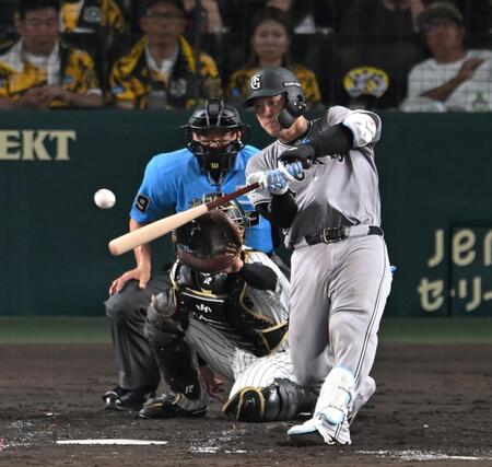 　３回、右前打を放つ岸田（撮影・飯室逸平）