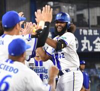 　２回、１号先制３ランを放ち、ナインの出迎えに笑顔のジャクソン（右）＝撮影・佐藤厚