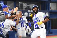 　２回、１号先制３ランを放ったジャクソン（右）はライトスタンドに向けパフォーマンス（撮影・佐藤厚）