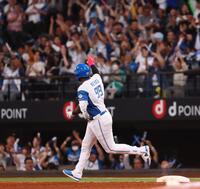 　６回、２ランを放ち、ポーズをとりながらダイヤモンドを回るレイエス（撮影・中島達哉）