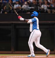 　６回、２ランを放つレイエス（撮影・中島達哉）