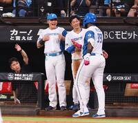 　６回、２ランを放ったレイエス（右）をゴリラパフォーマンスで迎える清宮幸（中央）ら日本ハムナイン（撮影・中島達哉）