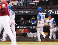 　６回、２ランを放ったレイエス（９９）らを迎える新庄監督（中央右）＝撮影・中島達哉