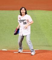 　始球式を務める石川佳純さん（撮影・中島達哉）