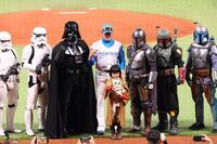 　スターウォーズのキャラクターたちと記念撮影をする新庄監督と永尾柚乃（中央）