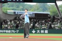 　ファーストピッチに登場した松井玲奈（西武球団提供）＝２９日